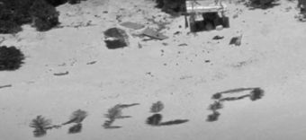 Ναυαγοί σε ερημονήσι του Ειρηνικού έγραψαν &quot;Help&quot; με φύλλα φοίνικα στην άμμο και κατάφεραν να διασωθούν! (+Βίντεο)