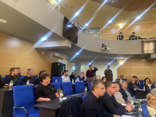 Παρέμβαση αγροτών στο Περιφερειακό Συμβούλιο Θεσσαλίας - Αποφασίστηκε να εκδοθεί ψήφισμα