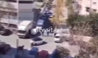 Λιοσίων: Οδηγός δεν σταμάτησε σε έλεγχο και έπεσε πάνω σε σταθμευμένα αυτοκίνητα (+Βίντεο)