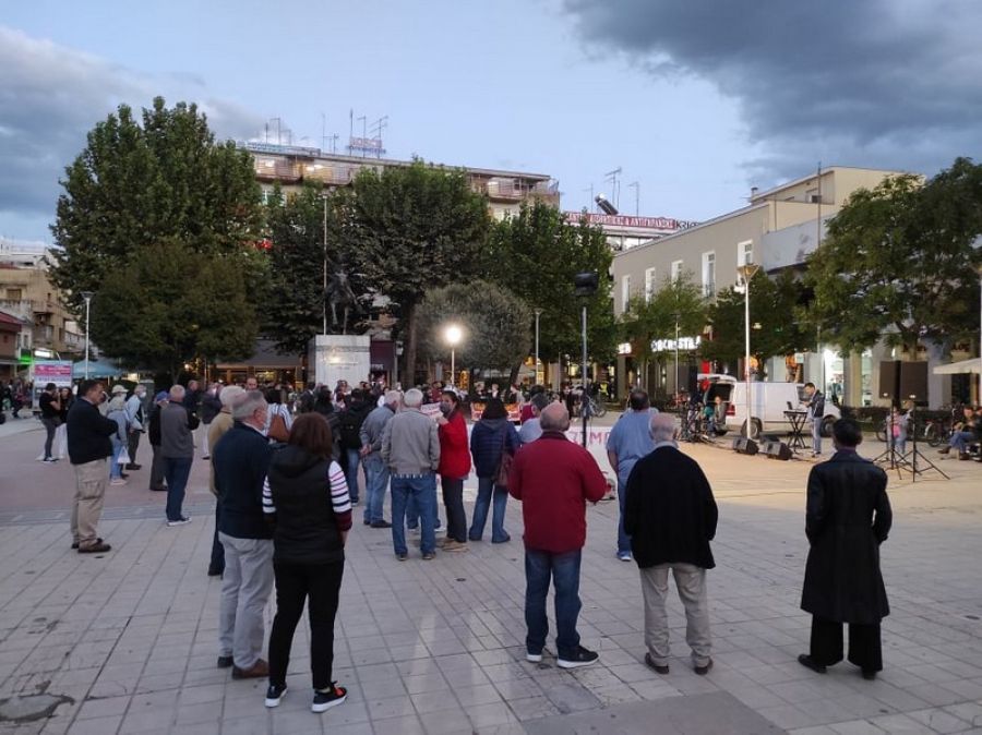 Διαμαρτυρία με νότες στην κεντρική πλατεία της Καρδίτσας (+Φώτο +Βίντεο)