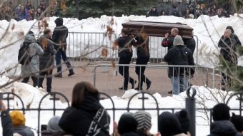 Κηδεία Ναβάλνι: Χιλιάδες υποστηρικτές του συγκεντρώθηκαν στην εκκλησία για τη νεκρώσιμη ακολουθία
