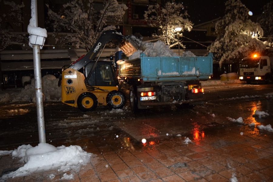 Απομακρύνεται το χιόνι από πλατείες και δρόμους στην Καρδίτσα