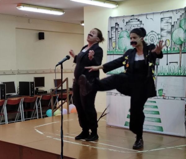 «Τα Αδέσποτα»: Μια θεατρική παράσταση στο 1ο Δημοτικό Σχολείο Σοφάδων που ευαισθητοποίησε τους μαθητές στο θέμα των αδέσποτων ζώων