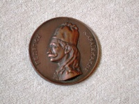 «Η Ελλάς ευγνωμονούσα, 1827-1927»: χάλκινο αναμνηστικό μετάλλιο με τη μορφή του Γεωργίου Καραϊσκάκη, το οποίο κόπηκε με την αφορμή της επετείου των 100 χρόνων από την ίδρυση του πρώτου ελληνικού κράτους (Μουσείο Πόλης)