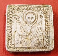 Ασημένιο φυλαχτό με τη μορφή του Αγίου Γεωργίου και της Παναγίας στην άλλη όψη, 19ος αιώνας (συλλογή Π. Κομπορόζου, Μουσείο Πόλης) 