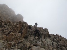 Σκαρφαλώνοντας τα βράχια της πλευράς του βουνού