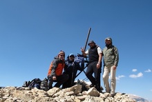 Στην κορυφή Qizil Qaya 3726μ 1η ανάβαση Ηλίας Τσίκας, Πέτρος Τόλιας. Γιάννης Ψύρρας, Νίκος Κρούπης