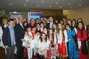 Φώτο: Από το 9ο Φεστιβάλ Θεσσαλών Ευρώπης -  Ο ρεμπέτης Αγάθων Ιακωβίδη με τον Πρόεδρο του Θεσσαλικού Συλλόγου Γκύτερσλο κ. Γεώργιο Βόμπρα μαζί με την χορευτική ομάδα του Θεσσαλικού Συλλόγου