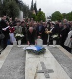 ΚΑΤΑΘΕΣΗ ΣΤΕΦΑΝΟΥ ΑΠΟ ΤΟΝ Β’ ΑΝΤΙΠΡΟΕΔΡΟ ΤΟΥ ΣΥΛΛΟΓΟΥ ΤΩΝ ΑΠΑΝΤΑΧΟΥ ΚΑΡΔΙΤΣΙΩΤΩΝ, κ. ΗΛΙΑ ΚΟΥΤΣΟΔΗΜΟ ΣΤΟΝ ΤΑΦΟ ΤΟΥ ΝΙΚ. ΠΛΑΣΤΗΡΑ