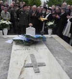 ΑΞΙΩΜΑΤΙΚΟΣ-ΕΚΠΡΟΣΩΠΟΣ ΤΟΥ ΓΕΝΙΚΟΥ ΕΠΙΤΕΛΕΙΟΥ ΣΤΡΑΤΟΥ ΚΑΤΑΘΕΤΕΙ ΣΤΕΦΑΝΙ ΣΤΟΝ ΤΑΦΟ ΤΟΥ ΝΙΚΟΛΑΟΥ ΠΛΑΣΤΗΡΑ ΚΑΙ ΑΠΟΔΙΔΕΙ ΤΙΜΕΣ