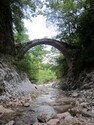Το  ένα  και  μοναδικό (που  σώζεται  ακόμα  σήμερα  στην  περιοχής  μας), μεσαιωνικό  πέτρινο  τοξωτό  γεφύρι, βρίσκεται  εδώ  στο  Μπεσώτη  και  κινδυνεύει  άμεσα  από  τις  σχεδιαζόμενες  παρεμβάσεις.