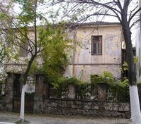 Τα σημάδια της μάχης είναι και σήμερα ακόμη ορατά σε κτίρια της πόλης