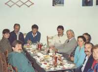 Νοέμβριος του 1991 στο Λευκαδίτι Φωκίδος: Μια ευχάριστη βραδιά τότε με παρέα τον Πρόεδρο της Κοινότητας Νίκο Κρικέλα, το δημοσιογράφο Γιάννη Αναγνωστόπουλο και άλλους φίλους Αργιθεάτες και Λευκαδίτες. Ανάμεσά μας κι ο ΒΑΣΙΛΕΙΟΣ ΤΣΙΝΑΣ του Θεοδοσίου απο τα Βραγκιανά Αργιθέας.