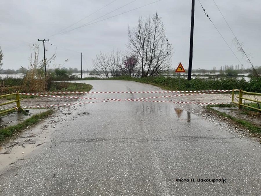 Πέμπτη 26/1 ώρα 15.30: Έκλεισε λόγω υπερχείλισης υδάτων ο δρόμος Μαγούλα - Καλύβια. Που απαιτούνται αντιολισθητικές αλυσίδες