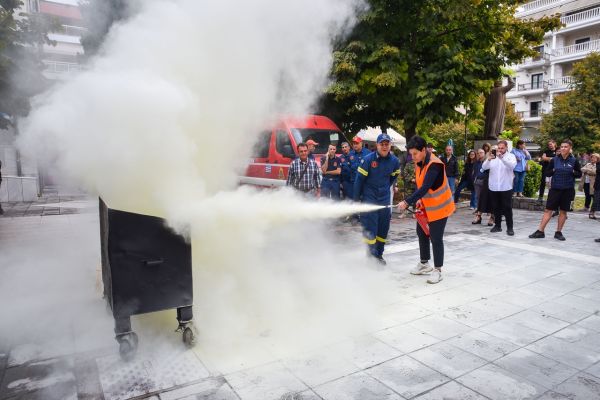 Περιφέρεια Θεσσαλίας: Ενημέρωση και επίδειξη χρήσης πυροσβεστικών μέσων στο Διοικητήριο της Λάρισας