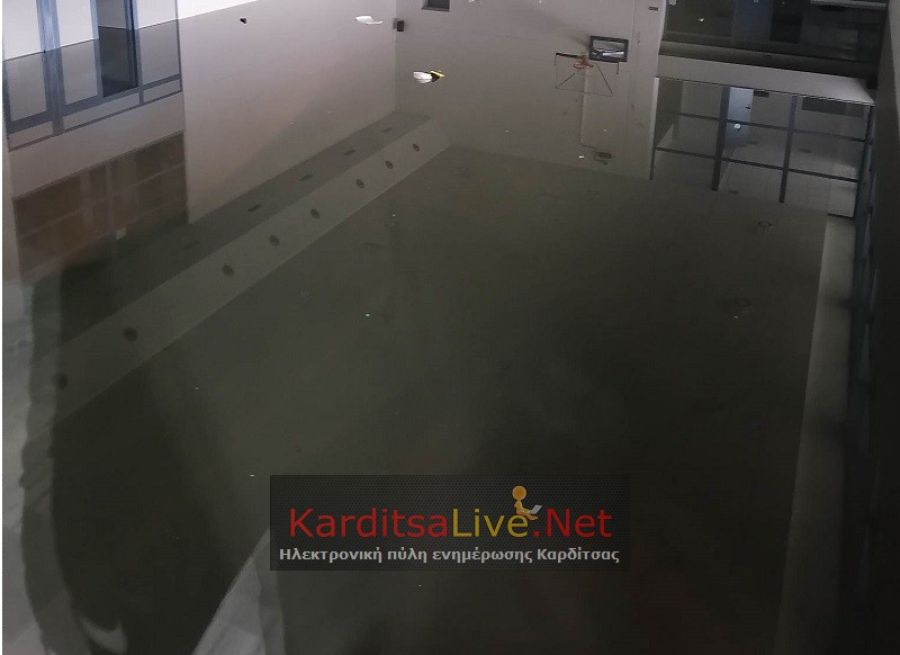Μεγάλη ζημιά στο κλειστό "Γ. Μπουρούσης" καθώς πλημμύρισε και αυτό (+Φωτο +Βίντεο)