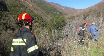Λάρισα: Ολοκληρώθηκε η επιχείρηση για την ανάσυρση άνδρα που έπεσε κοντά στο φαράγγι της Καλυψούς