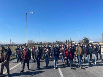 Λάρισα: Σε συμβολικό αποκλεισμό – με διακοπή κυκλοφορίας στην ΠΑΘΕ – προχώρησαν οι αγρότες