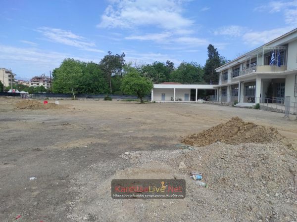 Συνεχίζεται η "στάση" εργασιών στον περιβάλλοντα χώρο του Δημαρχείου Καρδίτσας (+Φωτο)