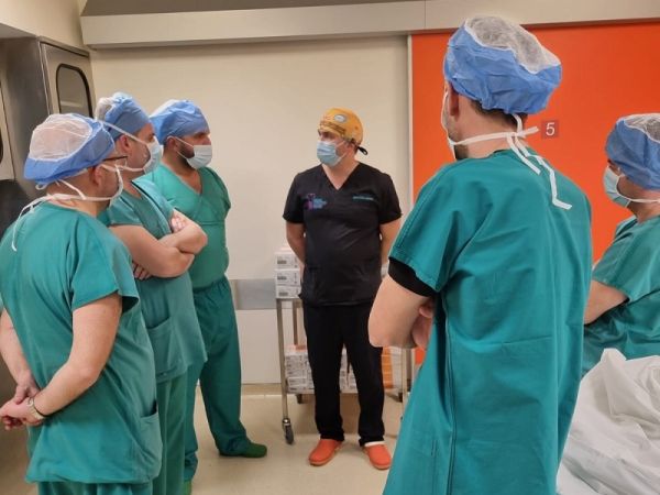 &quot;Συνεχίζεται το κορυφαίο εκπαιδευτικό πρόγραμμα επισκεπτών χειρουργών VSP από την Α&#039; Ορθοπαιδική Κλινική Ρομποτικής Χειρουργικής Μυοσκελετικού Συστήματος του ΙΑΣΩ Θεσσαλίας&quot;