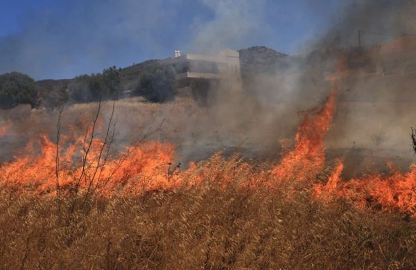 Μεγάλη φωτιά στην Παλαιά Φώκαια - Έγιναν 40 απεγκλωβισμοί κατοίκων - Εστάλη μήνυμα 112 για εκκένωση προς Λαγονήσι