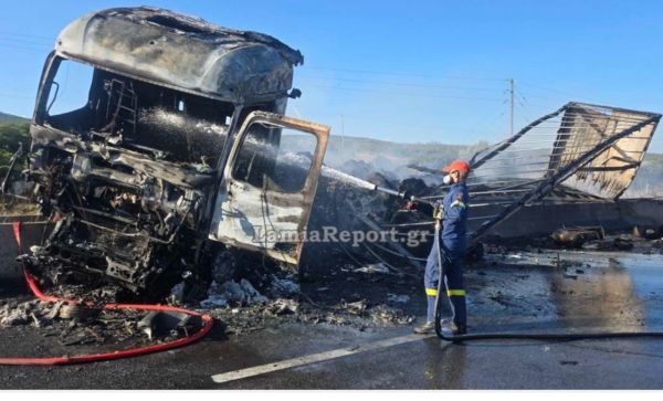 Σφοδρή σύγκρουση δύο φορτηγών στην εθνική – Το ένα τυλίχθηκε στις φλόγες - Ένας νεκρός