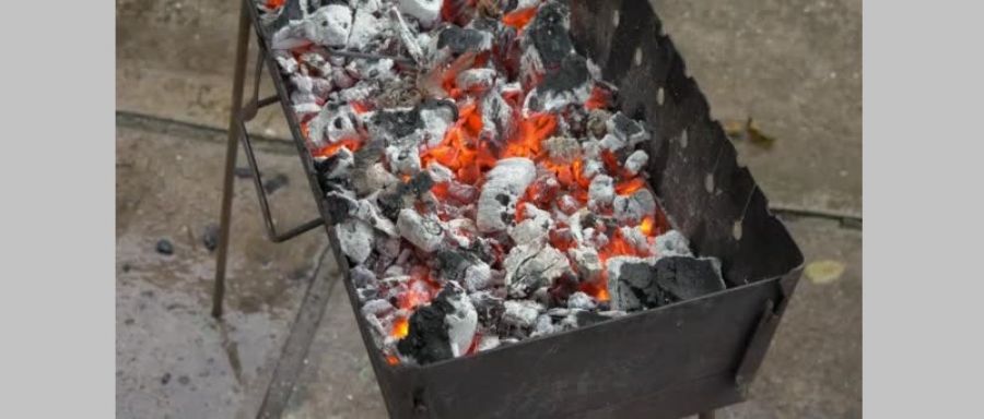 Τέσσερις νεκροί στα Καλύβια από αυτοσχέδιο μαγκάλι