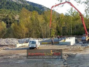 Συνεχίζονται οι εργασίες για την παράδοση της προσωρινής γέφυρας στη θέση "Μπαλάνος"