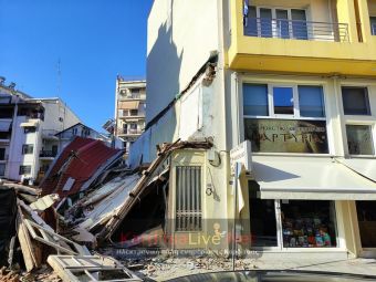 Αναστάτωση από αιφνίδια κατακρήμνιση παλαιού κτιρίου στη Δημοτική Αγορά (+Φώτο)
