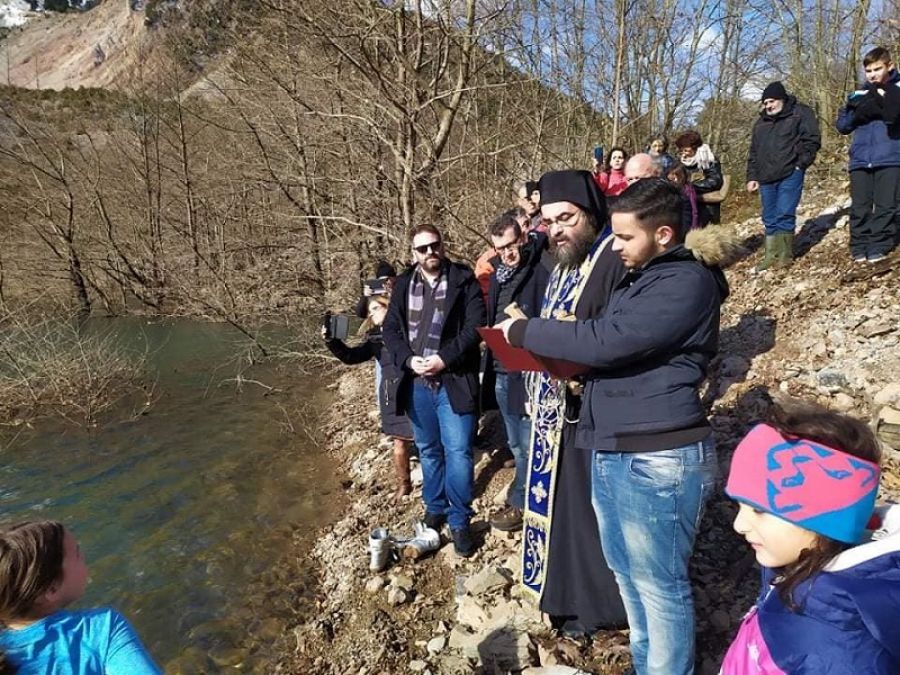 Μια μαθήτρια δημοτικού έπεσε στα παγωμένα νερά της λίμνης Στεφανιάδας και έπιασε το Σταυρό (+Φώτο)