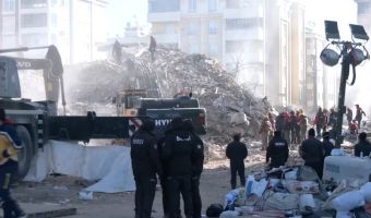 Συνεχίζονται οι διασώσεις μέσα από τα ερείπια στην Τουρκία - Πάνω από 33.000 οι νεκροί στις δύο χώρες