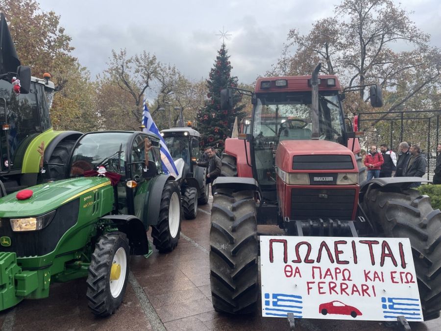 Λάρισα: Διαμαρτυρία αγροτών με τρακτέρ πάνω στην Κεντρική Πλατεία της Λάρισας (+Βίντεο)
