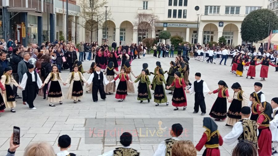 25η Μαρτίου: Με παραδοσιακούς χορούς και υποστολή της σημαίας ολοκληρώθηκαν οι εκδηλώσεις (+Φωτο +Βίντεο)