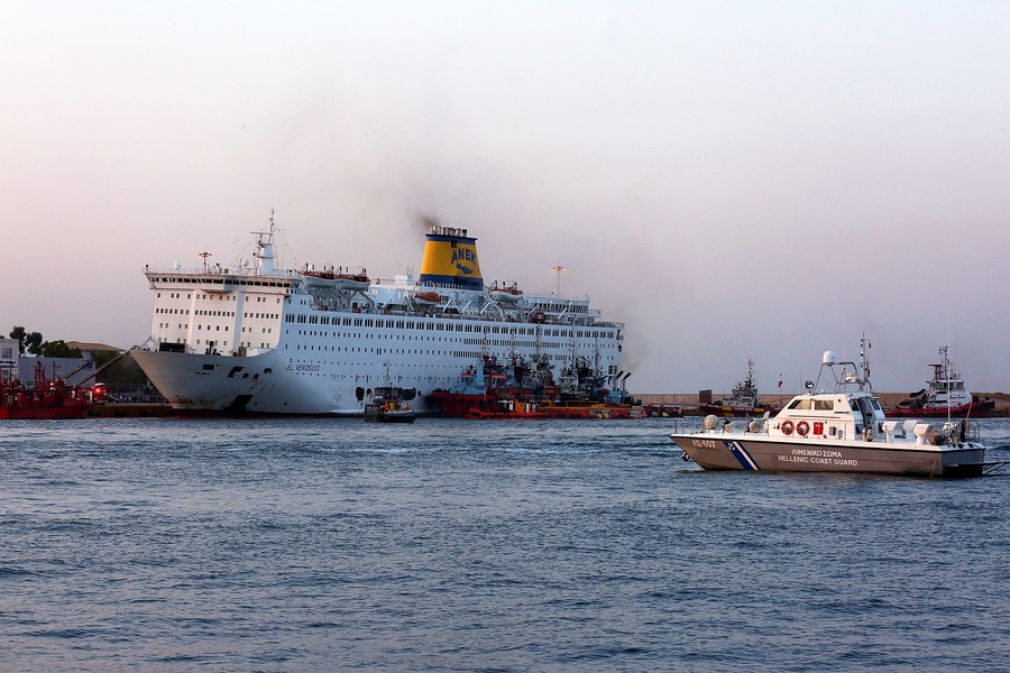 Νύχτα αγωνίας για 1.015 επιβάτες και πλήρωμα στο πλοίο &quot;Ελ. Βενιζέλος&quot; μετά από φωτιά στο γκαράζ (+Φώτο +Βίντεο)