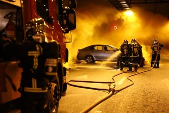 Αθήνα: Νεκρός εντοπίστηκε άνδρας μέσα σε φλεγόμενο αυτοκίνητο στην περιοχή του Μετς - Εξετάζεται και η εγκληματική ενέργεια