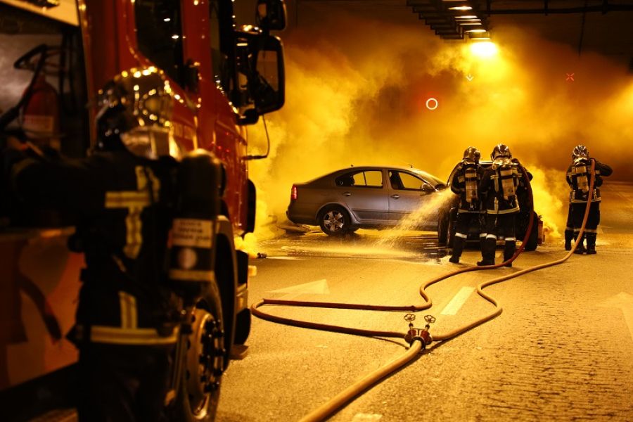 Αθήνα: Νεκρός εντοπίστηκε άνδρας μέσα σε φλεγόμενο αυτοκίνητο στην περιοχή του Μετς - Εξετάζεται και η εγκληματική ενέργεια