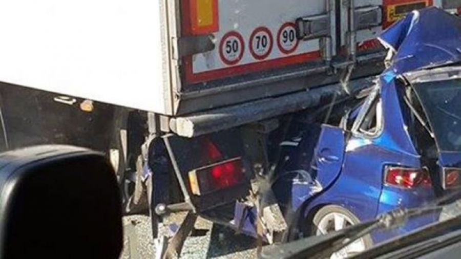 Αυτοκίνητο «καρφώθηκε» πίσω από νταλίκα στην Εθνική Οδό – Νεκρός ο οδηγός (+Φώτο)