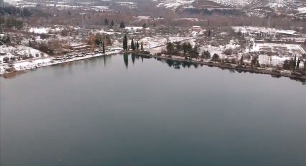 Όμορφες εικόνες από πτήση drone πάνω από την αναρρυθμιστική λίμνη (Βίντεο)