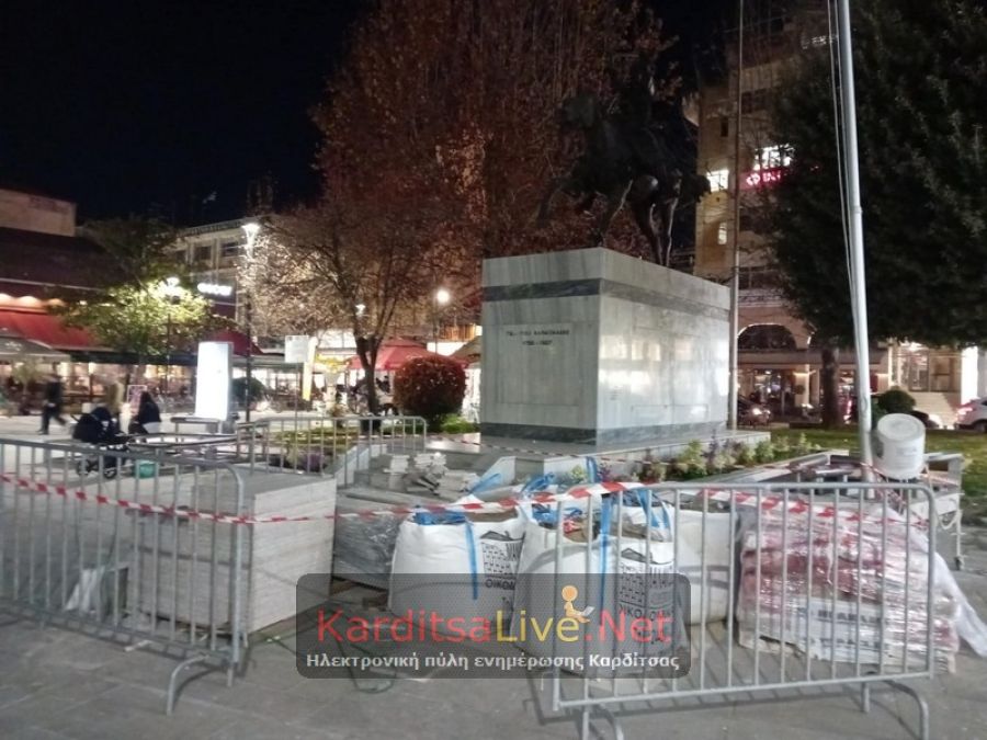 Σε εξέλιξη η αποκατάσταση τμημάτων της πλακόστρωσης στην κεντρική πλατεία
