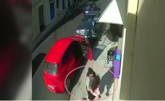 Ναύπακτος: Μητέρα σώζει το παιδί της από παράσυρση την τελευταία στιγμή (+Βίντεο)