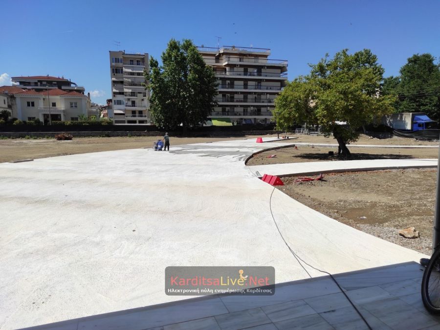 Σχηματίστηκαν οι διάδρομοι στο προαύλιο του νέου δημαρχείου, αρχίζει ο διαχωρισμός με τα παρτέρια (+Φωτο +Βίντεο)