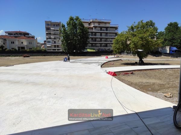 Σχηματίστηκαν οι διάδρομοι στο προαύλιο του νέου δημαρχείου, αρχίζει ο διαχωρισμός με τα παρτέρια (+Φωτο +Βίντεο)