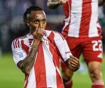 Ο Ολυμπιακός πήρε το "κλάσικο" και έμεινε στο κυνήγι της ΑΕΚ