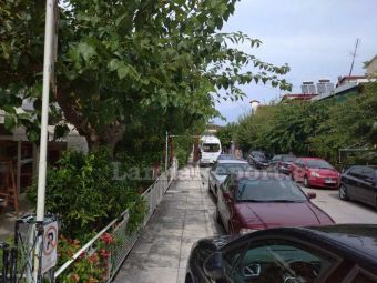 Αντιδράσεις στα Καμένα Βούρλα για τους πρόσφυγες που έφτασαν με λεωφορεία αιφνιδιαστικά