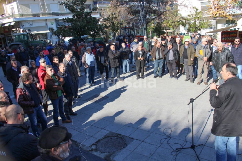 Αγροτικό συλλαλητήριο στα Φάρσαλα με τρακτέρ (+Βίντεο)