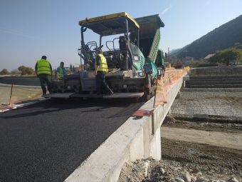 Ασφαλτοστρώνεται η νέα πεζογέφυρα του Μουζακίου (+Φωτο)