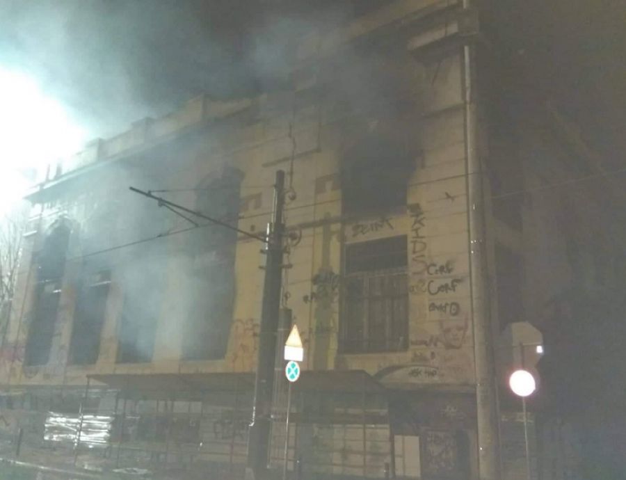 Νεκρό ανασύρθηκε μικρό παιδί μετά από πυρκαγιά σε εγκαταλελειμμένο κτίριο στον Πειραιά