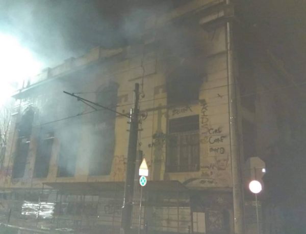 Νεκρό ανασύρθηκε μικρό παιδί μετά από πυρκαγιά σε εγκαταλελειμμένο κτίριο στον Πειραιά
