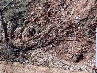 Δρόμος Μουζάκι - Αργιθέα: Πηγή κινδύνων σπασμένο πλέγμα προστασίας μετά τον "Daniel" - Κινδυνεύει με καθίζηση και ο δρόμος (+Φωτο +Βίντεο)
