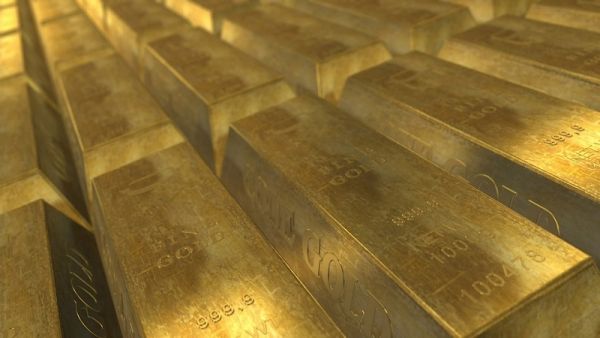 Η τιμή του χρυσού έσπασε ιστορικό ρεκόρ, ξεπερνώντας τα 2.100 δολάρια ανά ουγγιά